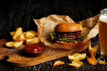 Hamburger: per gli italiani cibo da consumare in compagnia, ma non per il primo appuntamento