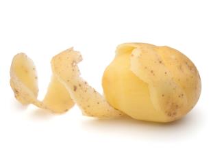 Come riciclare le bucce di patata (in cucina e non solo)