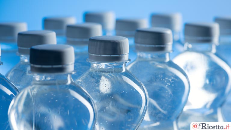 Inquinamento: dal 2024 i tappi di plastica non si staccheranno più dalle bottiglie