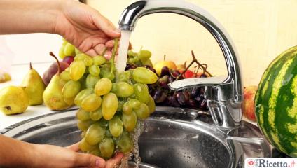 Lavare l'uva non è sufficiente: come si tolgono davvero i pesticidi?