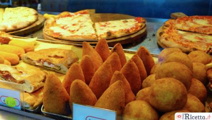 Pizza e fritti: il cibo più ordinato a domicilio dagli italiani è di 'conforto'